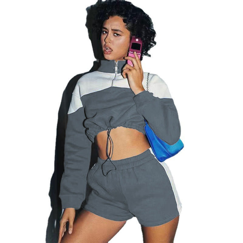 Ensemble sportif pour femmes avec veste cropped et shorts Chic und Stil