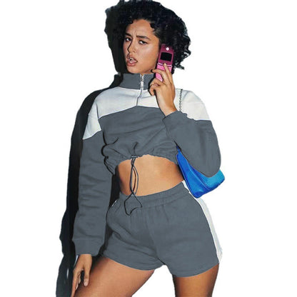Ensemble sportif pour femmes avec veste cropped et shorts Chic und Stil