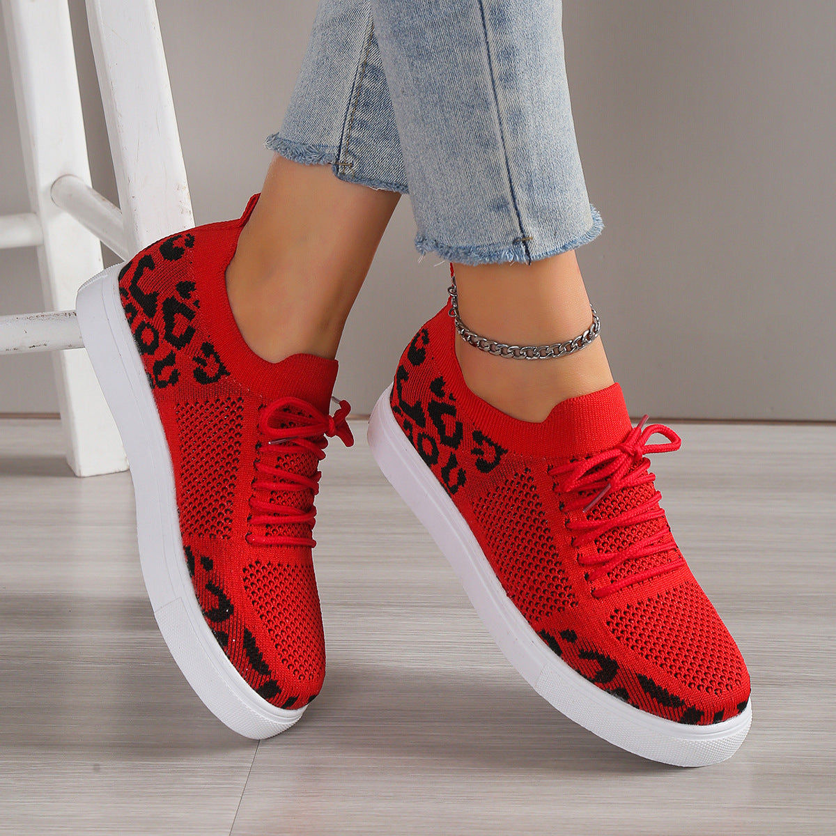 Baskets pour femmes avec un matériau supérieur en maille respirante et un motif animal tendance Chic und Stil