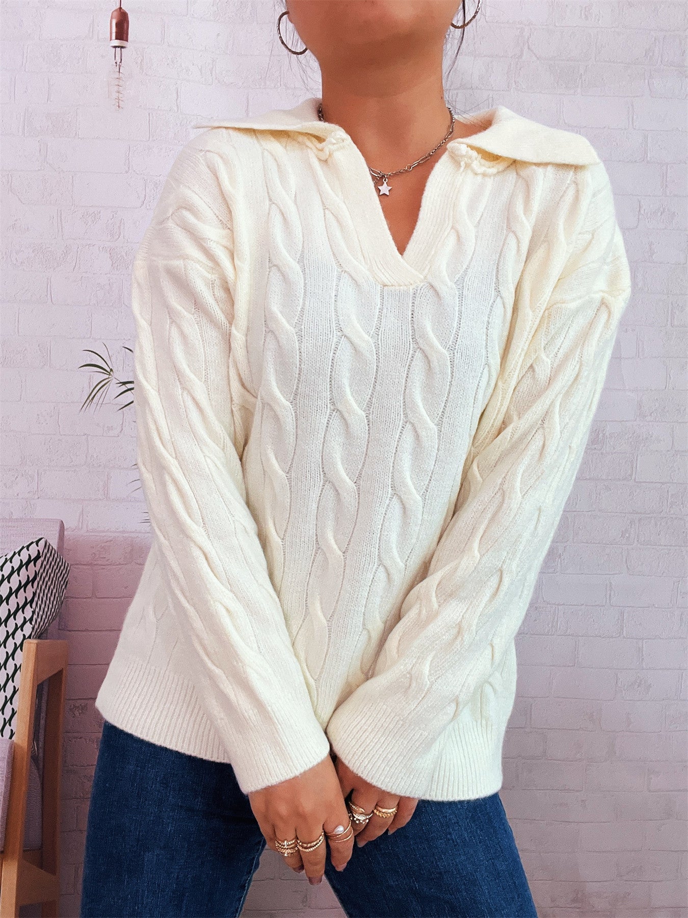 Pull en grosse maille pour femmes avec un design de tresses colorées et un col classique Chic und Stil