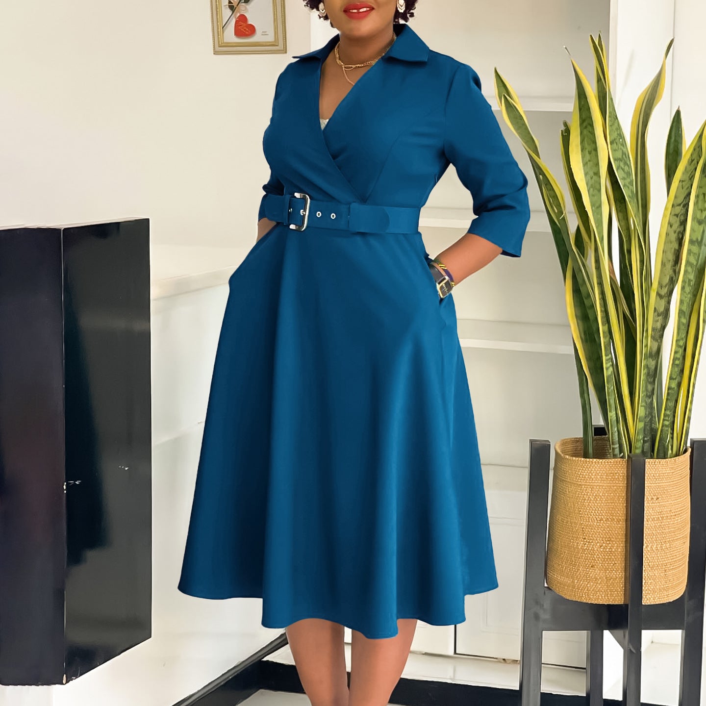 Robe portefeuille pour femmes avec ceinture cintrée et jupe évasée Chic und Stil