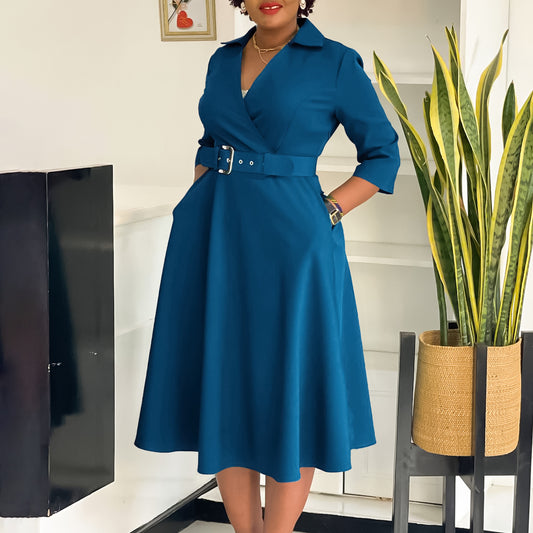 Robe portefeuille pour femmes avec ceinture cintrée et jupe évasée Chic und Stil