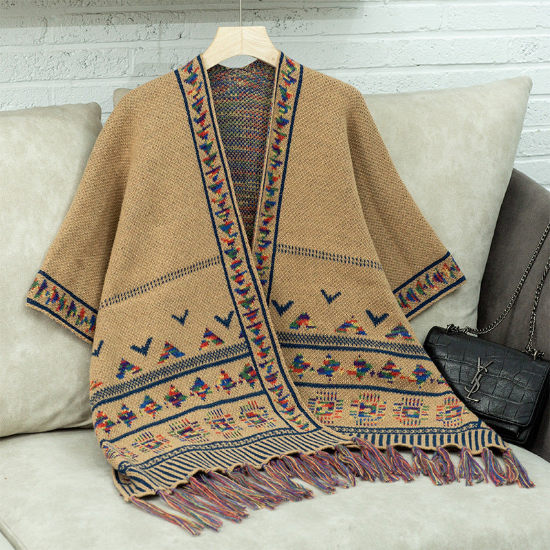 Women elegant poncho with colorful ethnic pattern Chic und Stil