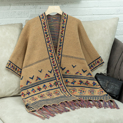 Women elegant poncho with colorful ethnic pattern Chic und Stil