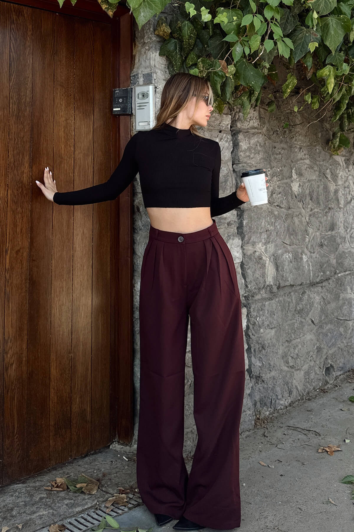 Dames élégant et à la mode ensemble de pantalons larges et de blouse cropped Chic und Stil