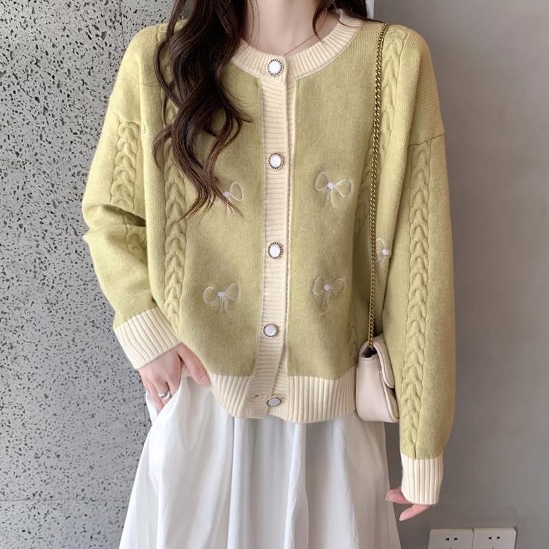 Dames cardigan en tricot confortable avec des appliqués en nœud et un motif en torsades Chic und Stil
