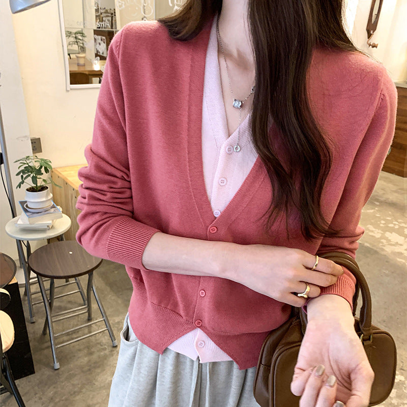 Cardigan féminin fin avec décolleté en V classique et élégants détails de boutons Chic und Stil