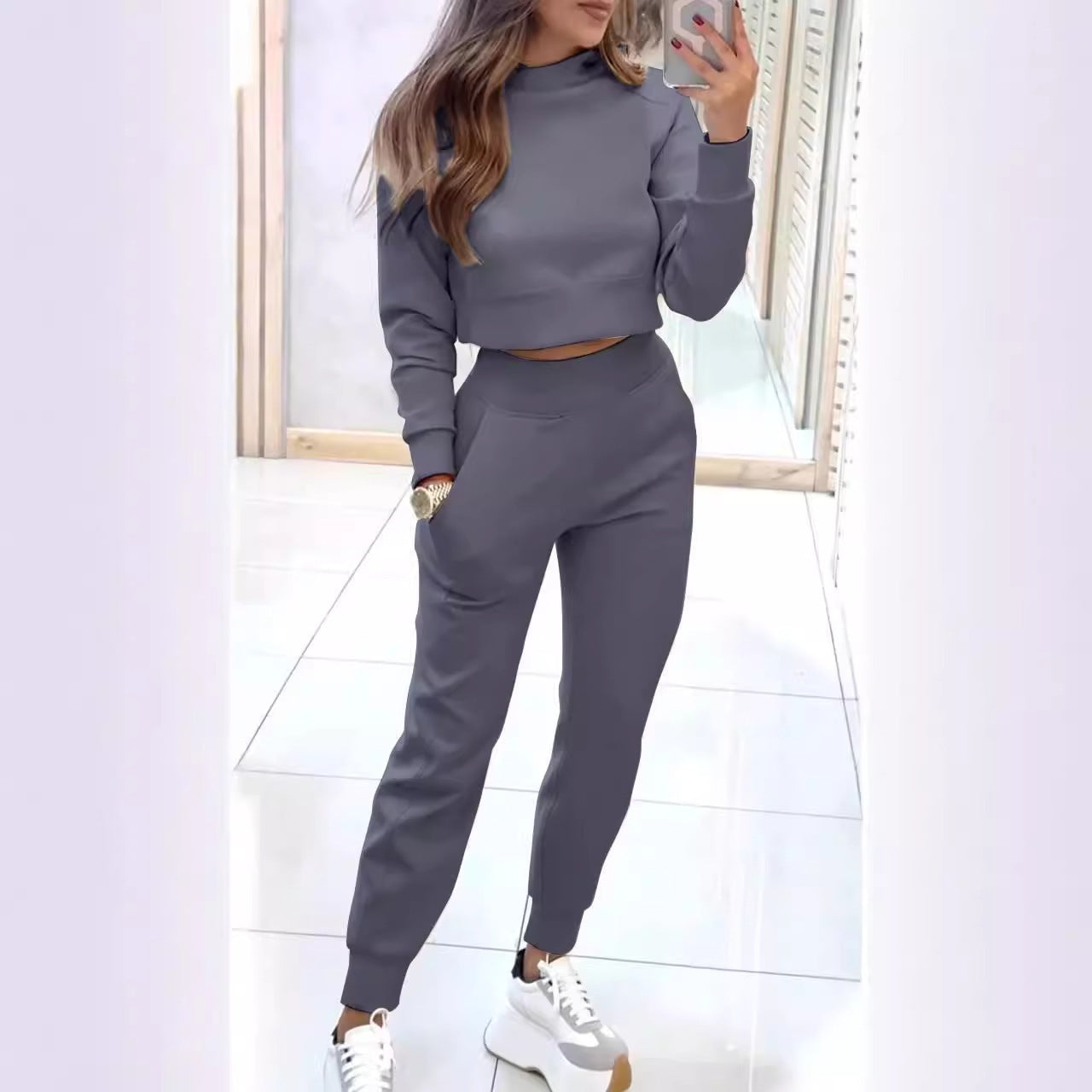 Sporty loungewear set for women with a trendy cropped top and comfortable jogger pants Chic und Stil