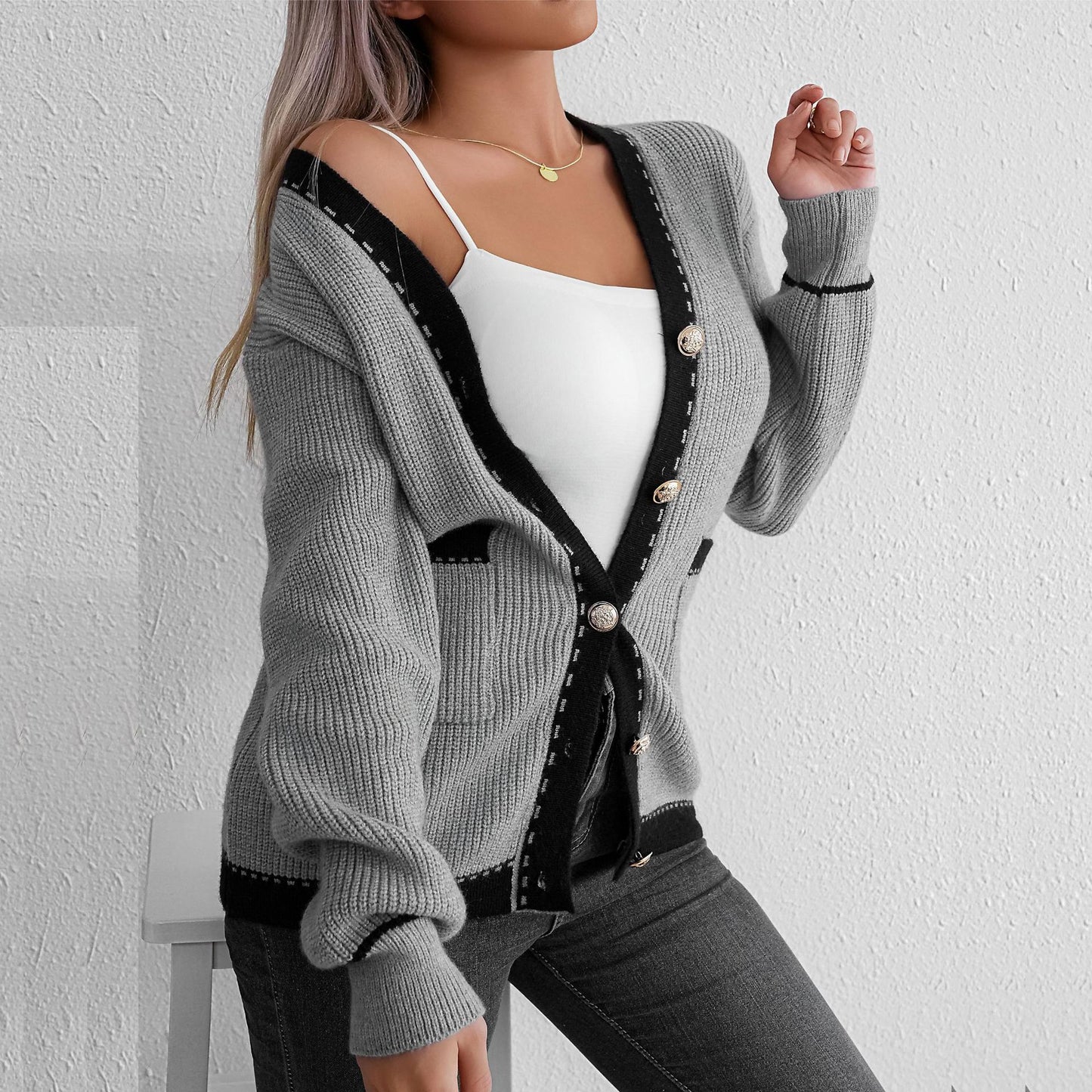 Cardigan en tricot pour femmes avec des détails de bouton en forme de goutte et un passepoil contrasté à la mode Chic und Stil