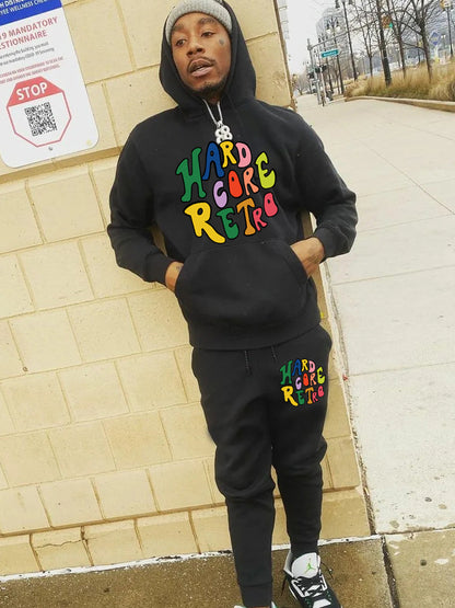 Women’s sporty hoodie and jogger pants set with an eye-catching retro design Chic und Stil