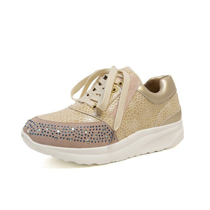 Baskets pour femmes avec des strass scintillants et une surface métallique élégante Chic und Stil