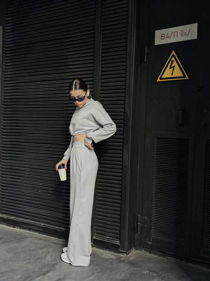 Urban fit sweatpants for women with a casual crop top Chic und Stil