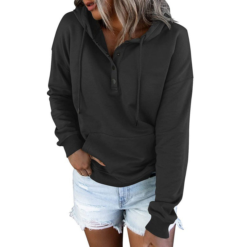 Pull à capuche pour femmes avec détails en bouton et poche kangourou pratique Chic und Stil