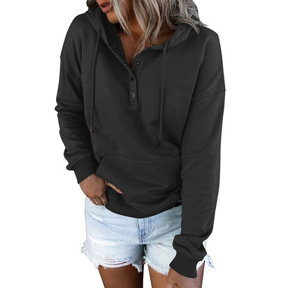 Pull à capuche pour femmes avec détails en bouton et poche kangourou pratique Chic und Stil