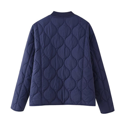 Women's puffer jacket with structured design and practical pockets Chic and Style