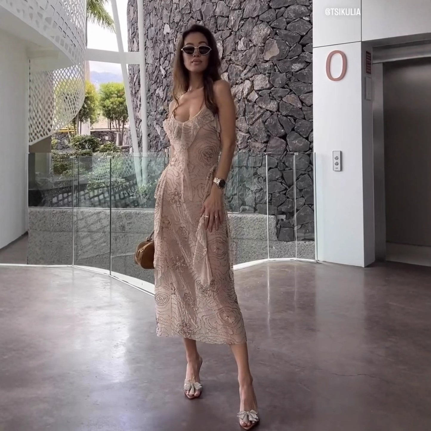 Robe midi pour femmes avec un design floral à volants et des paillettes délicates Chic und Stil