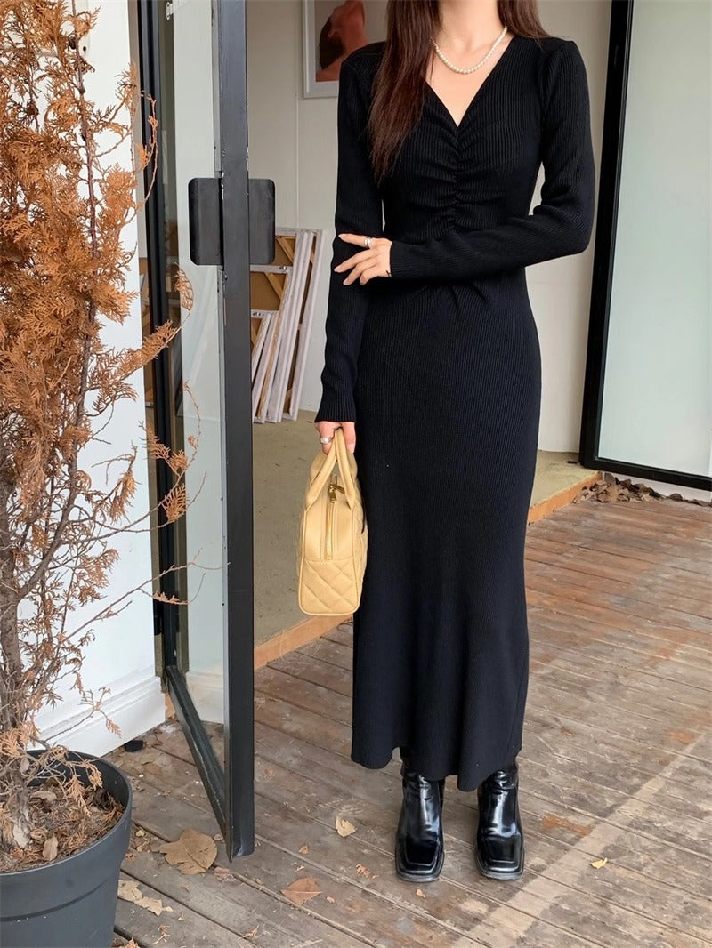 Robe en tricot à manches longues pour femmes avec un décolleté en V raffiné et une coupe cintrée Chic und Stil