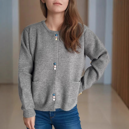 Cardigan pour femmes avec des boutons décoratifs et des poches pratiques Chic und Stil