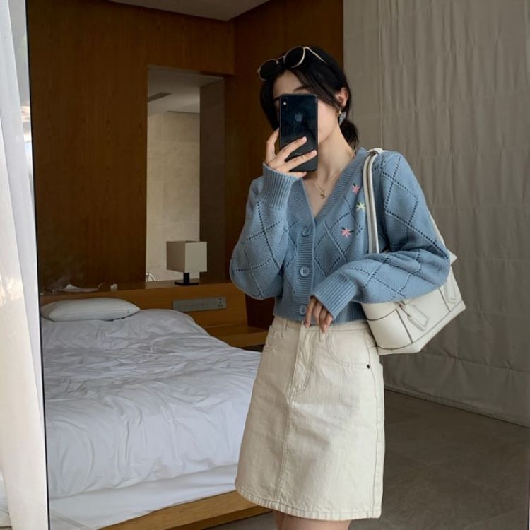 Dames cardigan ludique avec motif floral en losanges et détail boutons Chic und Stil