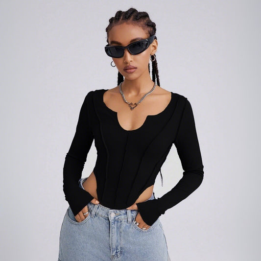 Body à manches longues pour femmes avec décolleté en V plongeant et détails découpés sophistiqués Chic & Stil