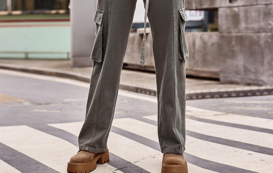 Women's cargo pants in a casual style with practical pockets and a high waist Chic und Stil