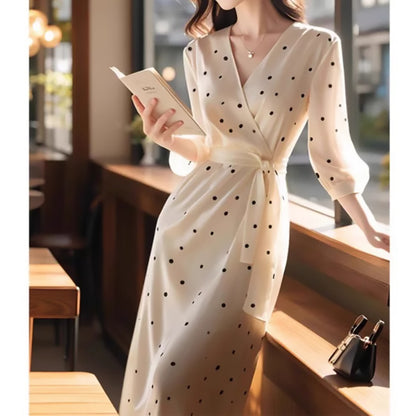Robe croisée à pois élégante pour femme Chic und Stil