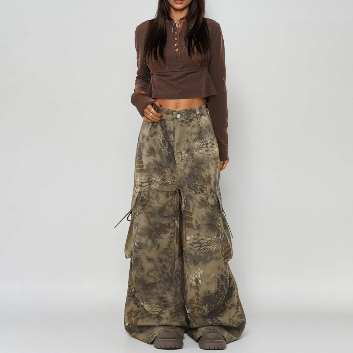 Women's cargo pants with wide leg and unique pattern Chic and Style