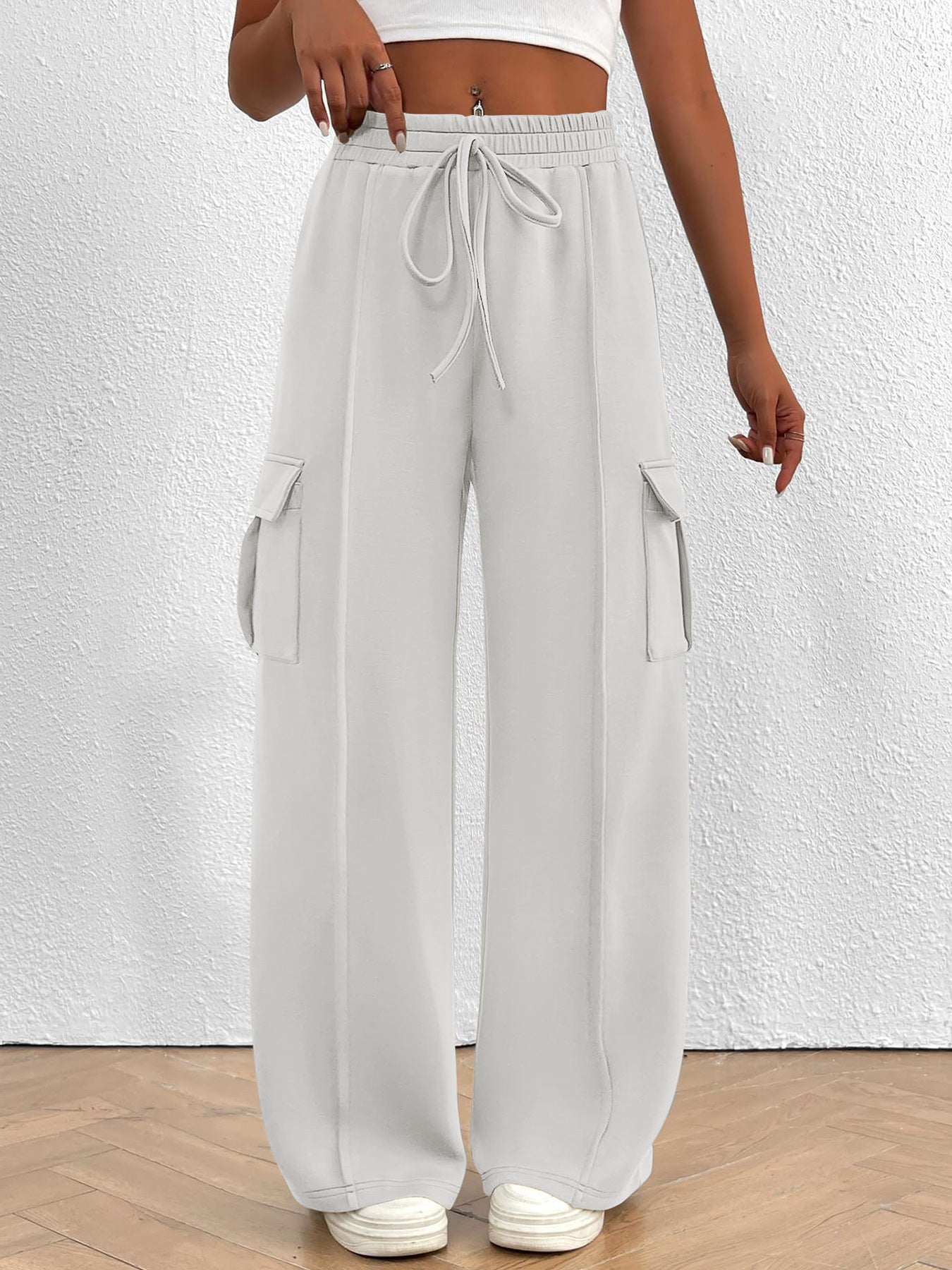 Cargo pants for women with a relaxed fit, elastic waist, and practical pockets Chic and Style