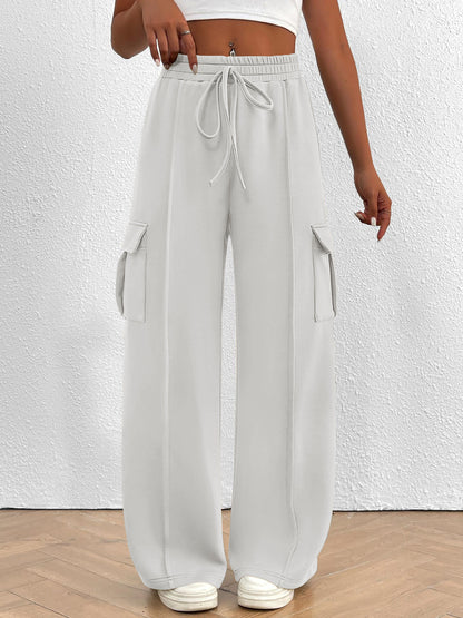 Cargo pants for women with a relaxed fit, elastic waist, and practical pockets Chic and Style