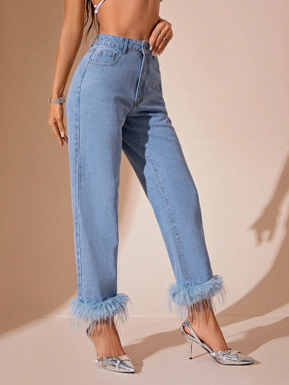 Jean taille haute à la mode pour femmes avec un ornement en plumes saisissant Chic und Stil