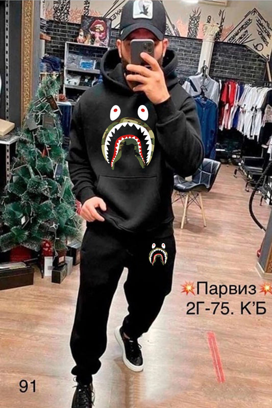 Men's sweatshirt and jogger pants set with striking shark pattern Chic und Stil