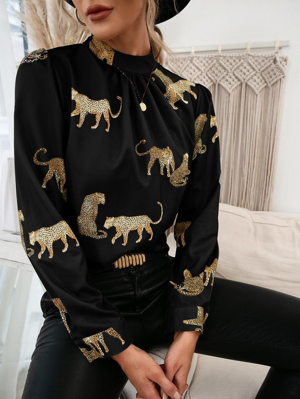 Blouse femme avec imprimé animal glamour et col montant élégant Chic und Stil