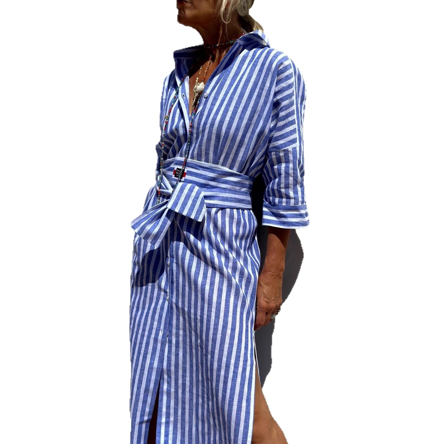 Robe chemise pour femmes avec un design de laçage moderne et des fentes latérales Chic und Stil