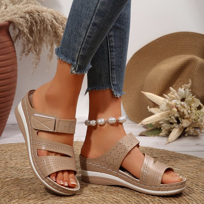 Sandales à talons compensés confortables pour femmes avec sangle réglable et structure de surface respirante Chic und Stil