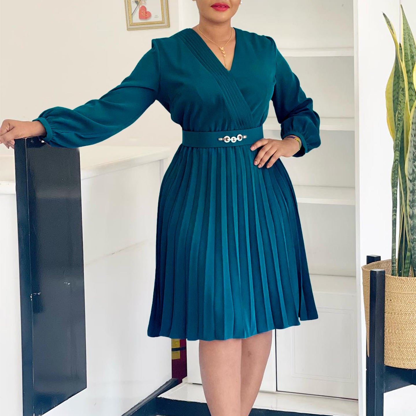 Robe portefeuille plissée pour femmes avec ceinture et élégante broche Chic und Stil