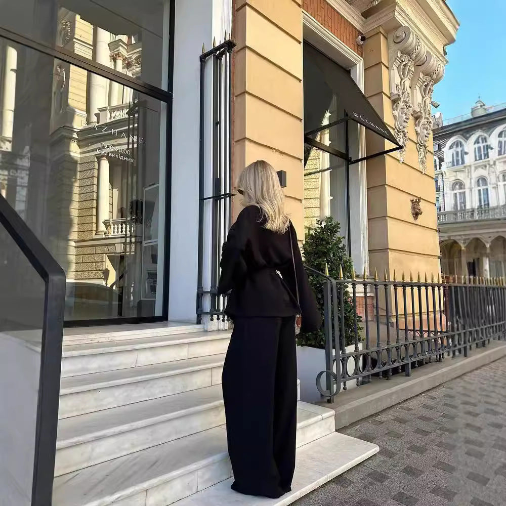 Women's set composed of a lightweight blazer and wide-leg pants with a floral design Chic und Stil