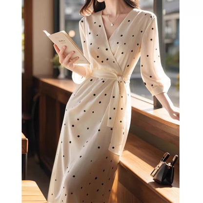 Robe croisée à pois élégante pour femme Chic und Stil