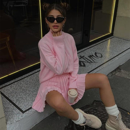 Pull en tricot pour femmes avec col haut et mini-jupe plissée Chic und Stil