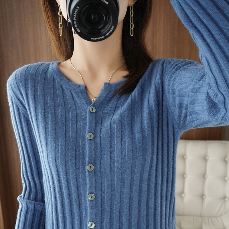 Cardigan pour femmes avec un fin motif en côtes et des détails de boutons élégants Chic und Stil