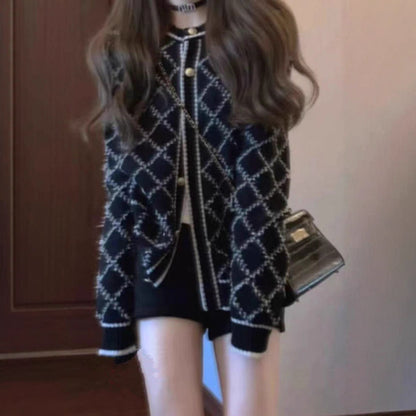 Cardigan en tricot féminin à motif losange élégant et boutons dorés Chic und Stil