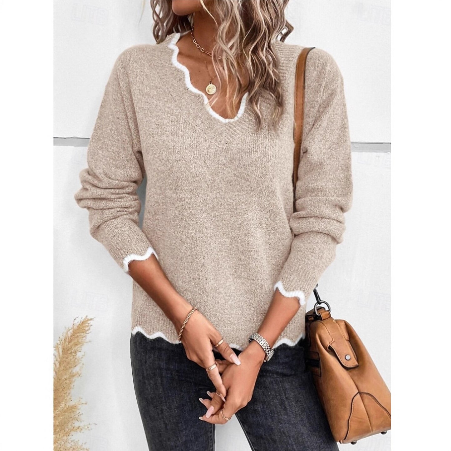 Pull en tricot pour femmes avec encolure ondulée et détails contrastés Chic und Stil