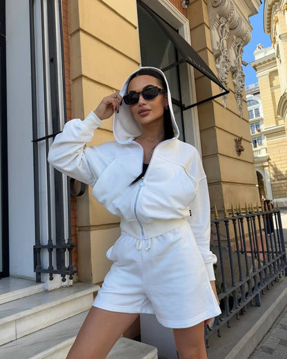 Ensemble de veste à capuche tendance pour femmes et shorts Chic und Stil