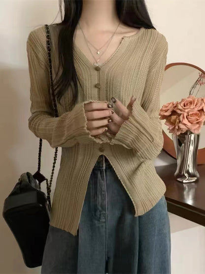 Pull élégant pour femmes avec décolleté en V, détails de boutons et manches décontractées Chic und Stil