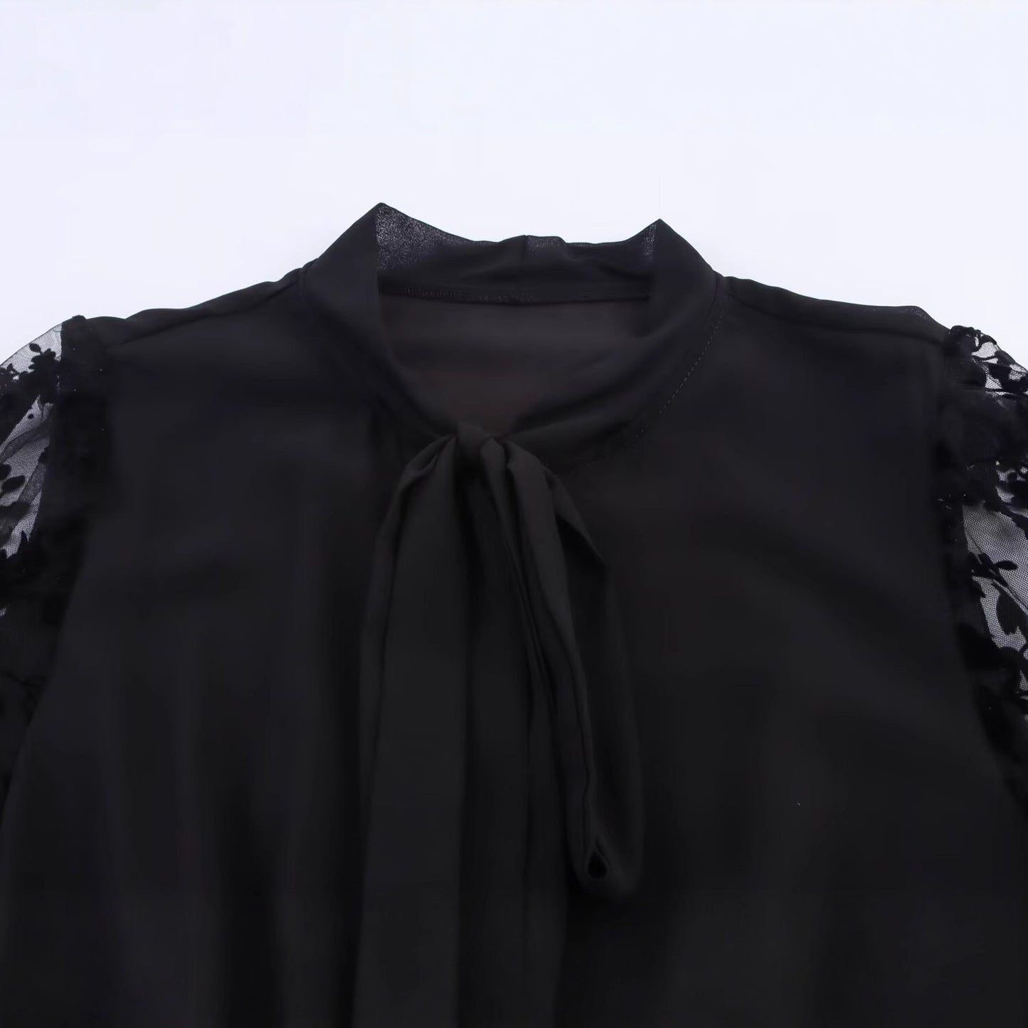 Robe maxi femme avec haut en dentelle floral et élégant ceinturon à nouer Chic und Stil