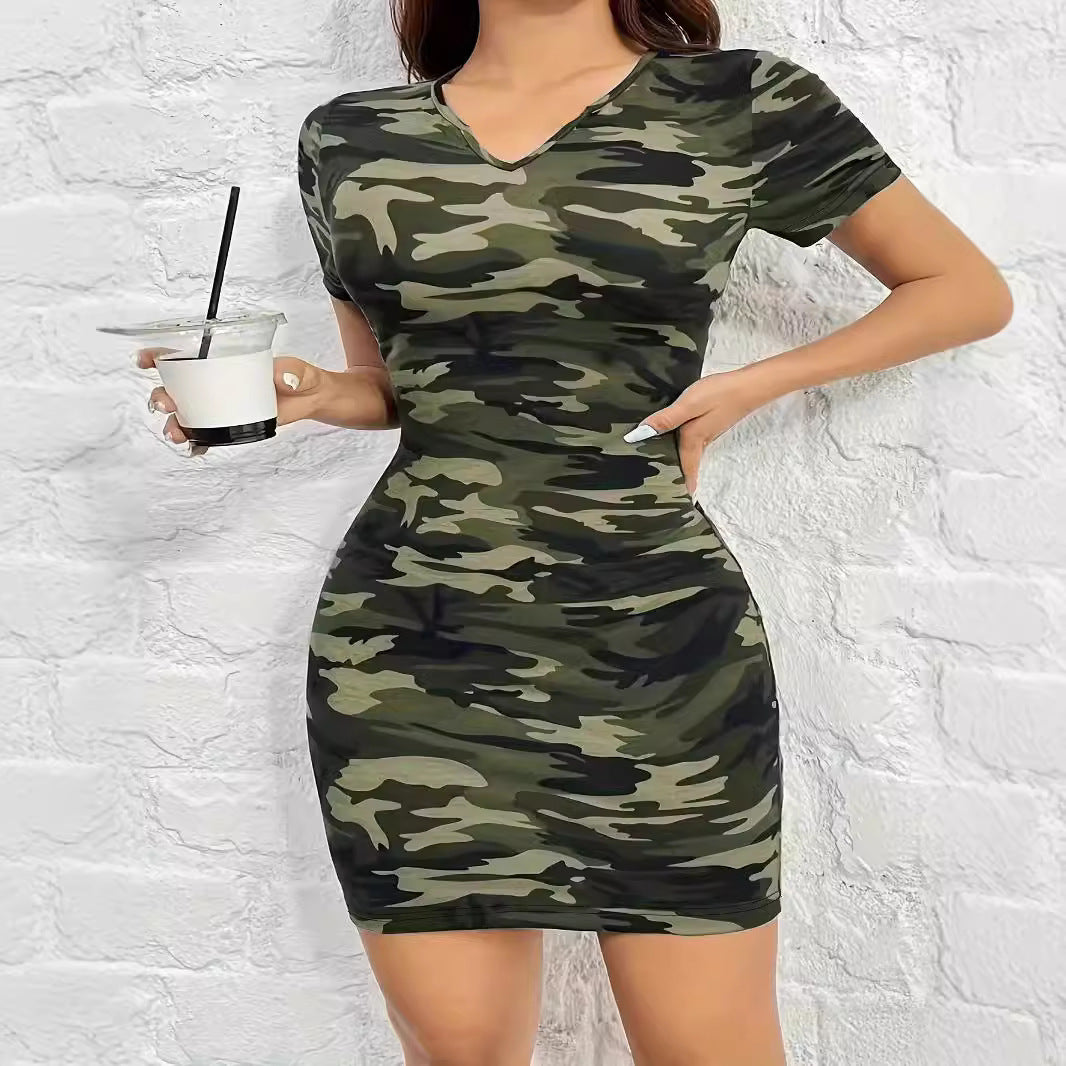 Robe camouflage cintrée pour femmes avec décolleté en V et matériau élastique Chic und Stil