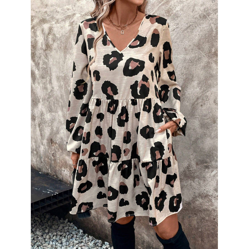 Robe femme à l'imprimé léopard décontracté avec des manches volumineuses et une coupe fluide Chic und Stil