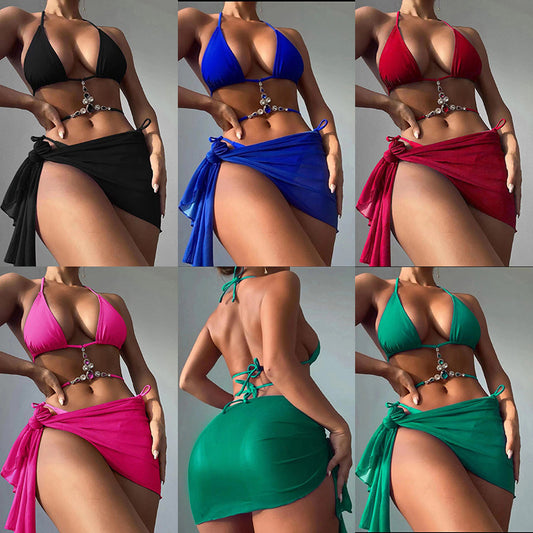 Bikini triangle pour femmes avec des détails en bijou glamour et une jupe asymétrique Chic und Stil