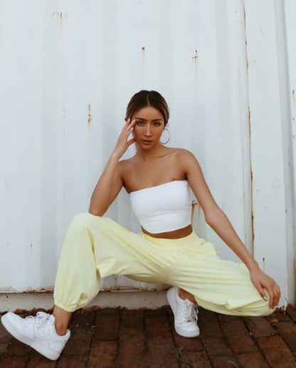 Fashionable women's cargo pants with elastic waist and practical pockets Chic und Stil