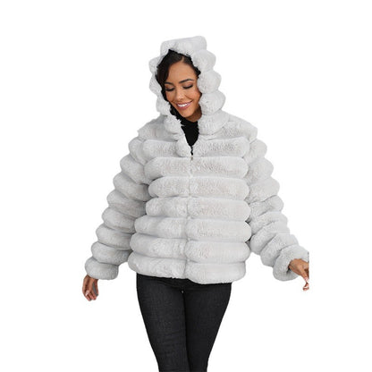 Veste à capuche pour femmes en fausse fourrure avec motif texturé Chic und Stil