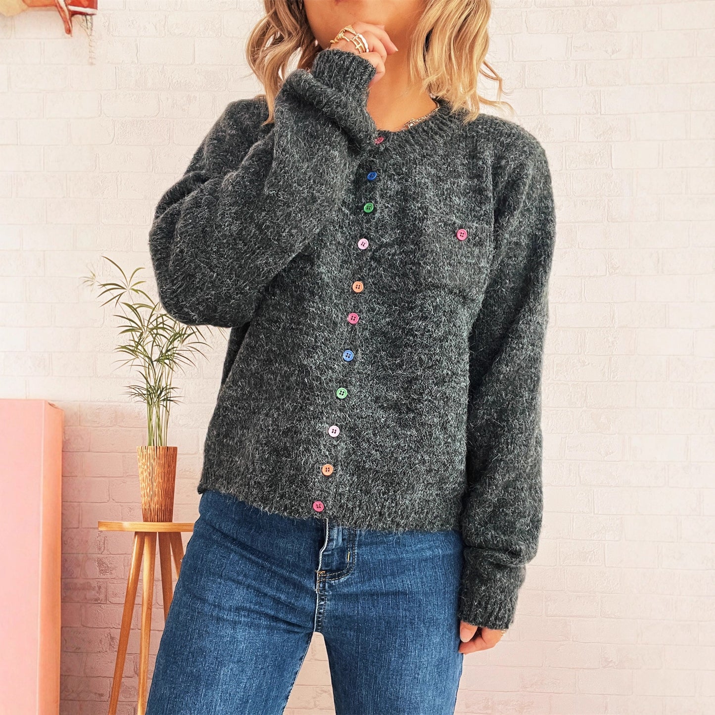 Damen Strickjacke mit bunten Knopfdetails und praktischen Taschen Chic und Stil